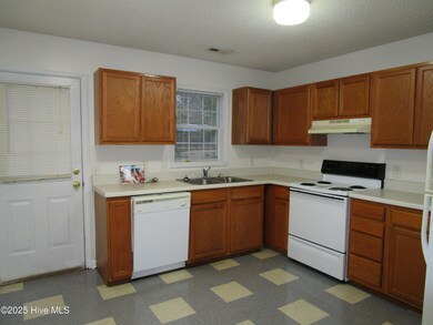 233 Lakewood Dr unit B, Jacksonville, NC 28546 - photo 3