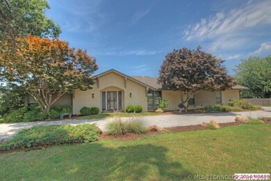 LOCATION, LOCATION!  Circle Drive, Side Entry Over