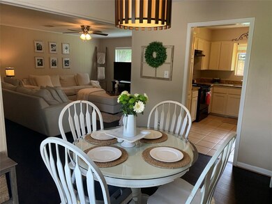 204 Skyview Terrace unit B, Friendswood, TX 77546 - photo 5