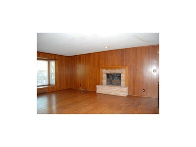 Large family room with FP and bay window