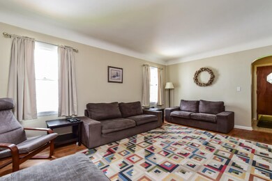 004-Living_Room-4619631-medium