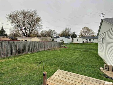 2108 W 35th St, Davenport, IA 52806 - photo 4