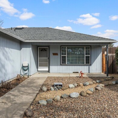 1380 Vista Dr, Central Point, OR 97502 - photo 4