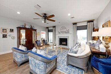 Alternative view of the living room conveniently l