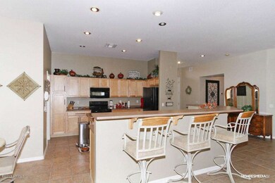 Breakfast Bar w/ Lots of Seating