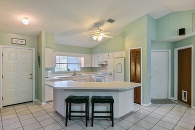 KITCHEN WITH LARGE BREAKFAST BAR