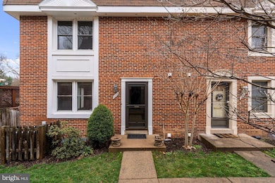 1312 Chetworth Ct, Alexandria, VA 22314 - photo 2