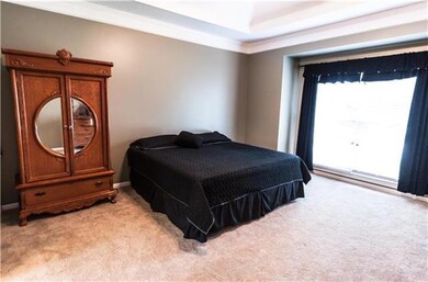 LARGE MASTER BEDROOM