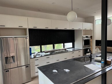 Kitchen with appliances with stainless steel fini