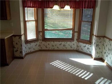 Seperate breakfast room.