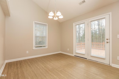 006-photo-dining-room-8817943