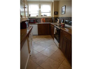 Kitchen. AMAZING KITCHEN SPACE~MORE THAN AMPLE COU