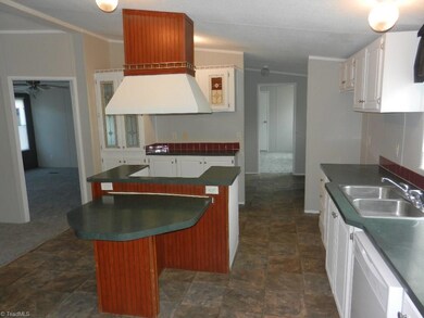 Kitchen w/ Large Island