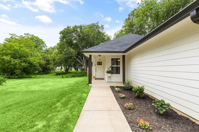 535 W Heard St, Cleburne, TX 76033 - photo 2