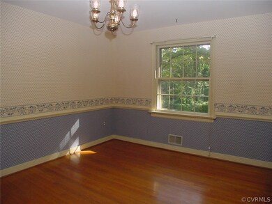 Dining room with chair rail