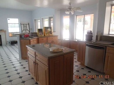 Upgraded, remodeled kitchen w island, breakfast no