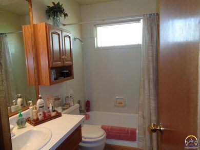 3916 SW Shunga Dr, Topeka, KS 66614 - photo 5
