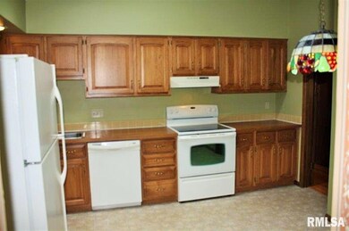 4455 Canterbury Ln, Davenport, IA 52806 - photo 2