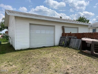 917 12th St NE, Jamestown, ND 58401 - photo 3
