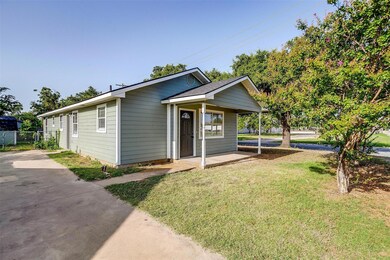 506 E Willingham St, Cleburne, TX 76031 - photo 4