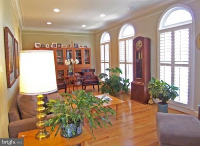 4065 Walnut Cove Cir, Fairfax, VA 22033 - photo 2