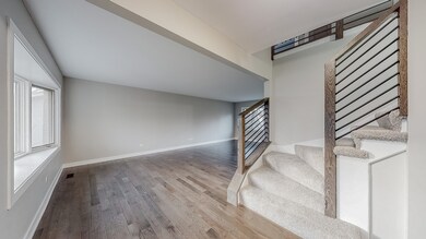 213 E Farnham Ln, Wheaton, IL 60189 - photo 2