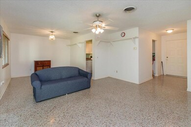 05-Family Room (2)