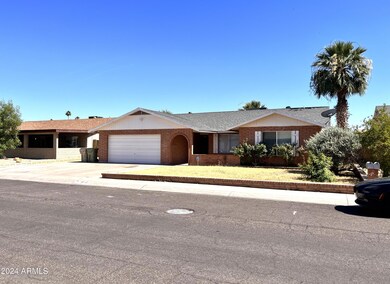 4813.GRASS LAWN FRONT