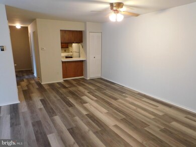 401 E Dartmouth Dr unit 3, Sterling, VA 20164 - photo 2