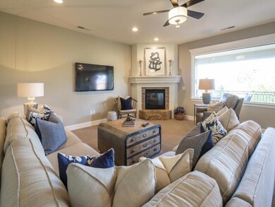 4_0520-Family-Room_640x480_3778589