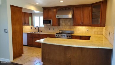 21800 Martinez St, Woodland Hills, CA 91364 - photo 5