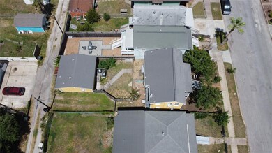 Charming 3-unit complex offering versatile living