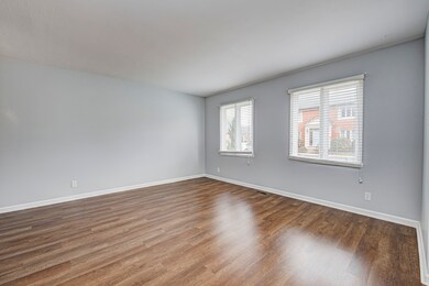 8526 Canterbury Square W, Indianapolis, IN 46260 - photo 5