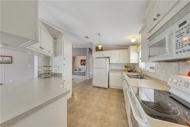 510 Sinclair Cir, Tavares, FL 32778 - photo 6