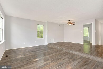 2351 Hunters Square Ct, Reston, VA 20191 - photo 3