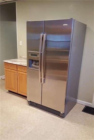 Stainless Refrigerator w/ Icemaker