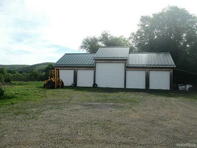 Garage. 5 Door garage with hoist