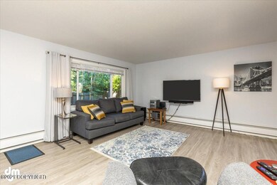 05-Living Room 20210614-DW-8836