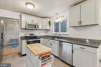 16017 Laconia Cir, Woodbridge, VA 22191 - photo 7