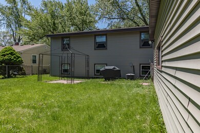 112 Pecos Cir, Carpentersville, IL 60110 - photo 4