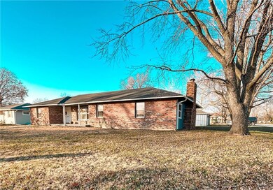 818 Sycamore St, Lacygne, KS 66040 - photo 4