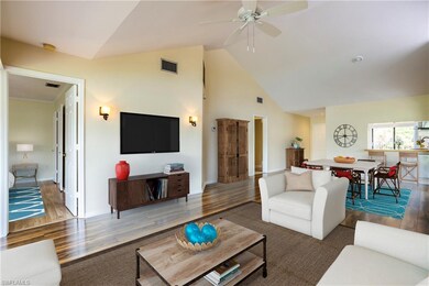 Vaulted ceilings, light & bright Living Room - Vir