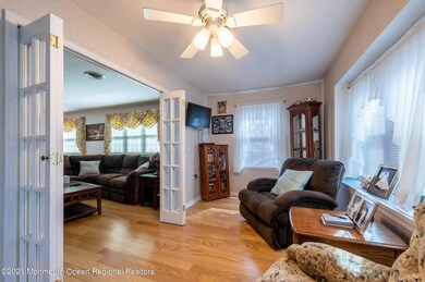 7 Den - Sunroom