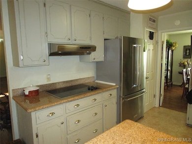 Kitchen w/smooth surface cooktop