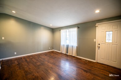 136 Pecos Cir, Carpentersville, IL 60110 - photo 2