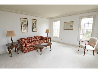 Living Room. Perfect for a quiet escape! Light neu