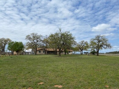 1108 N Cherry St, Fredericksburg, TX 78624 - photo 2