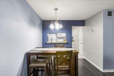 Dining/w Breakfast bar