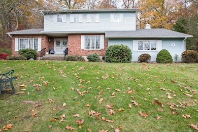 117 Stonefence Rd, Naugatuck, CT 06770 - photo 2