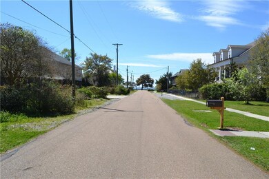 1 block walk to the Lake!